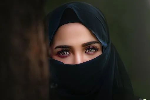 خلفيات بنات حزينة تبكي محجبة