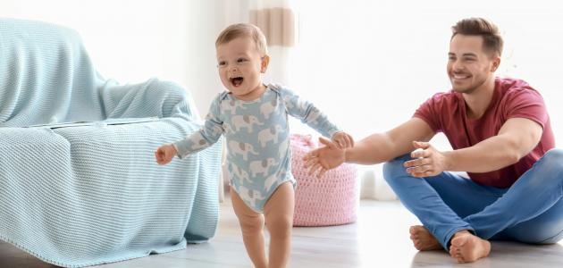متى يبدأ الطفل بالمشي لوحده بعد الوقوف