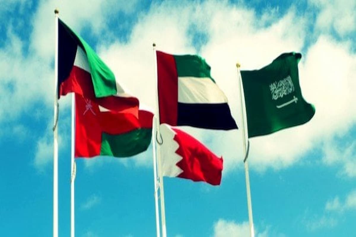 كم عدد الإمارات في السعودية