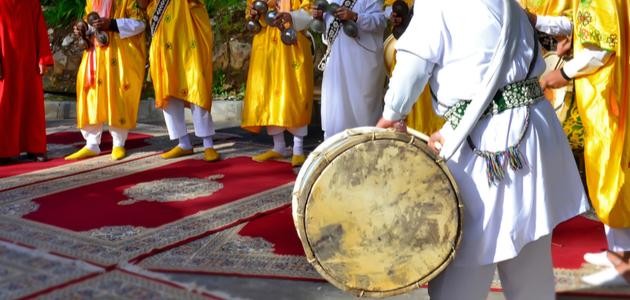 تعبير عن اللباس التقليدي الجزائري وتقاليد الشعب